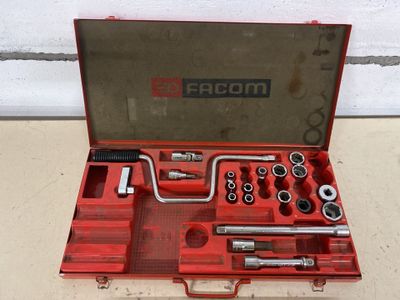 une caisse à outils rouge avec des outils sur une table