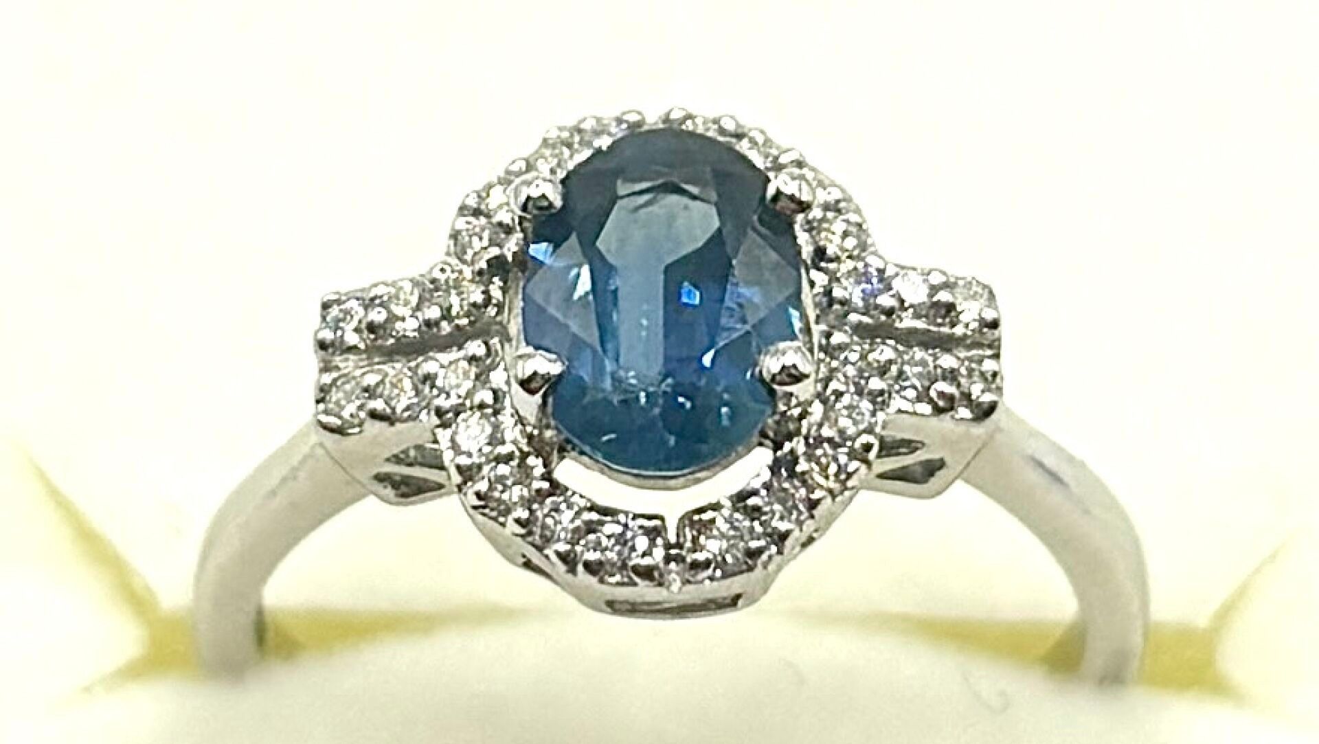 Bague ovale ajourée style Art Déco en or blanc 18K 750/1000, poinçon « tête d'aigle », sertie d'un saphir taille oval...