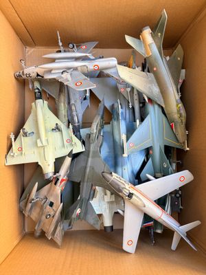 une boîte en carton contenant tout un tas d'avions de chasse