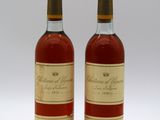 deux bouteilles de vin posées l'une à côté de l'autre sur une surface blanche