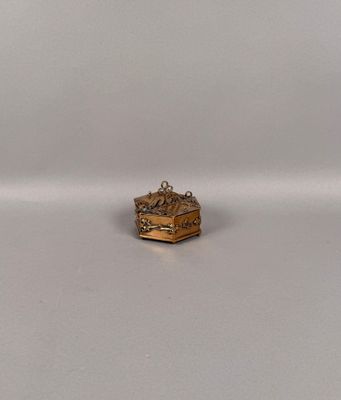 une image représentant une bague en or surmontée d'une couronne
