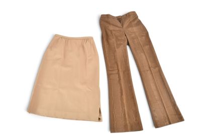 un pantalon marron et une jupe beige sur fond blanc