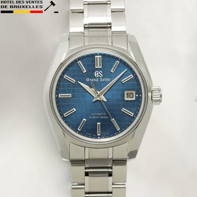 une image montrant un gros plan d'une montre-bracelet au cadran bleu