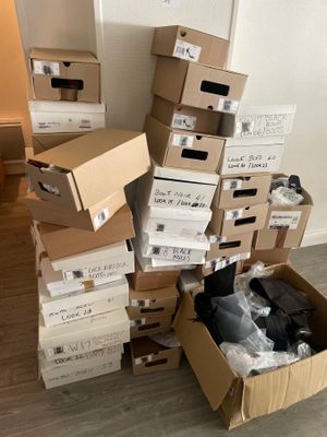 plusieurs boîtes empilées les unes sur les autres