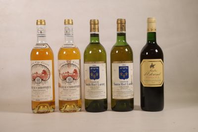 quatre bouteilles de vin posées les unes à côté des autres sur une table