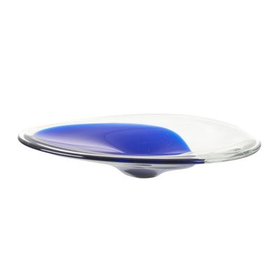 une plaque de verre ornée d'un motif bleu et blanc