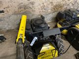 une petite machine posée sur le sol