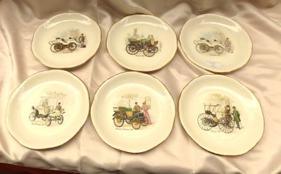 six assiettes sur lesquelles figure l'image d'une calèche tirée par un cheval avec quatre personnes à bord