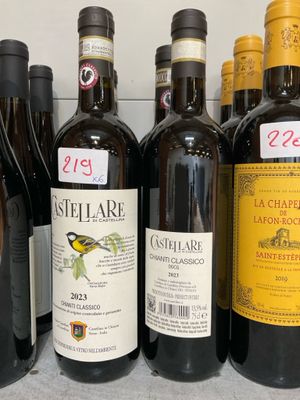 des bouteilles de vin sont alignées sur une étagère dans un magasin