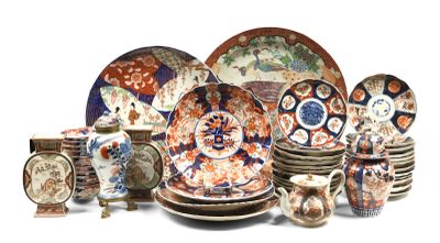 plusieurs assiettes et tasses posées sur une table