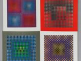 quatre carrés de couleurs différentes sont disposés sur une surface blanche