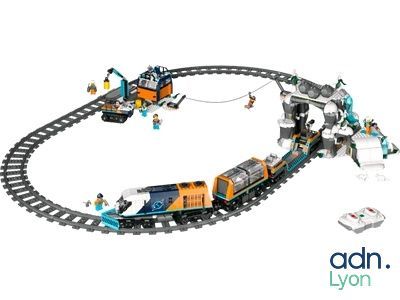 un petit train qui roule sur les rails, entouré de gens