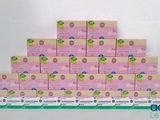 de nombreuses boîtes de produits pour bébés empilées les unes sur les autres