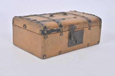 une vieille valise posée sur une table