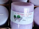 des bougies de couleur lavande dans une boîte, avec des étiquettes dessus