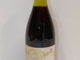 une bouteille de vin posée sur une table