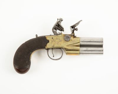 un vieux fusil avec une poignée en bois sur fond blanc