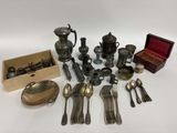 un assortiment d'argenterie comprenant une théière, des cuillères et d'autres objets