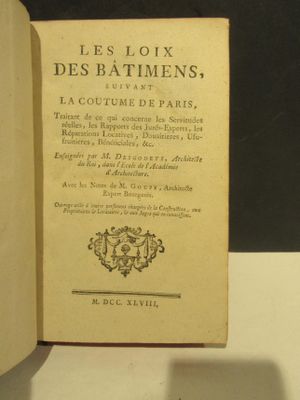 un livre ouvert sur une table