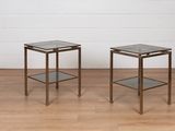 une paire de tables d'appoint en verre et en laiton posées sur un parquet