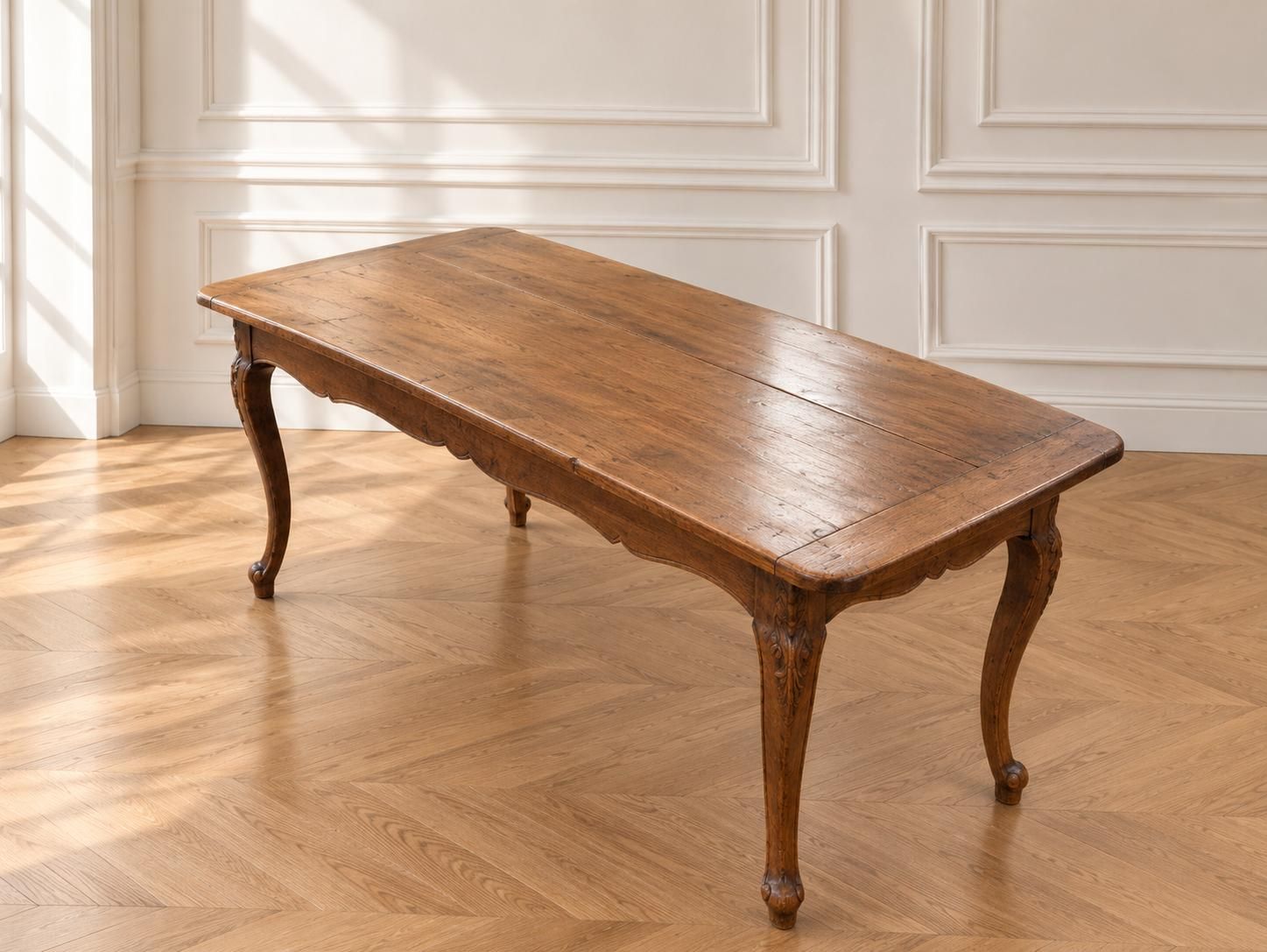 Table en bois fruitier reposant sur quatre pieds galbés.