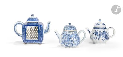 trois théières bleues et blanches et un panier sur la table