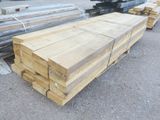 de nombreuses pièces de bois empilées les unes sur les autres