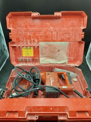 une caisse à outils rouge avec des outils sur une table