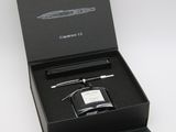 une boîte noire contenant une montre et un stylo