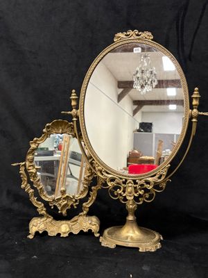 un miroir et un pied de miroir, avec un lustre en arrière-plan