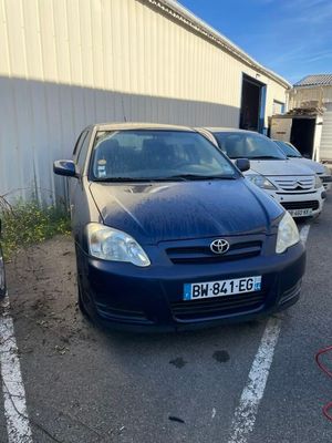 une voiture bleue garée dans un parking à côté d'autres voitures