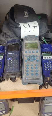 de nombreux téléphones portables qui prennent la poussière sur une étagère