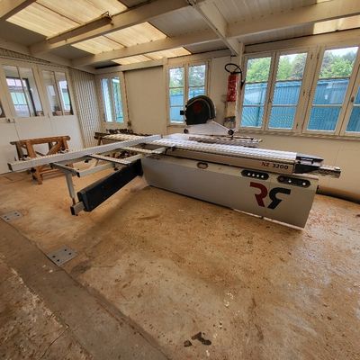 un homme qui travaille sur une table dans une pièce