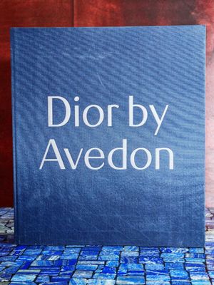 Le livre est posé sur la table, à côté d'un vase de fleurs.
