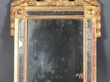 un miroir posé sur une table