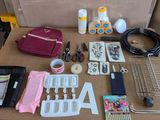 une table sur laquelle se trouvent de nombreux objets