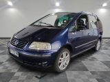 la photo d'une camionnette bleue garée dans un garage