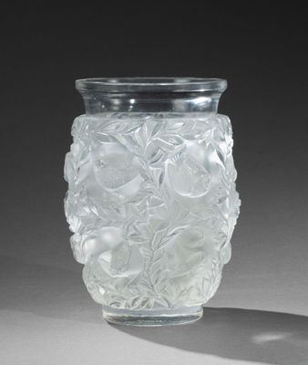 un vase en verre recouvert d'une épaisse couche de givre