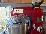 un batteur électrique rouge et un mixeur posés sur une table