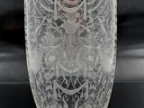 un vase en verre avec un motif sur une table