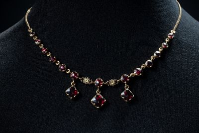 gros plan d'un collier sur un mannequin mannequin mannequin mannequin mannequin mannequin mannequin mannequin mannequin