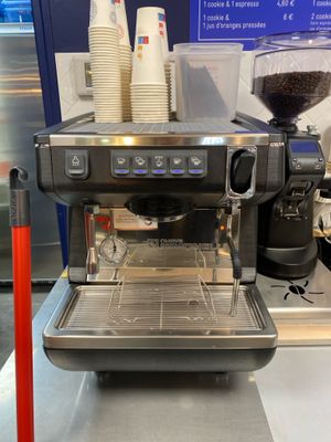une machine à café posée sur un comptoir
