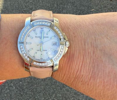 une femme qui porte une montre au poignet
