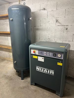 une photo montrant un réservoir et un chauffe-eau dans un garage