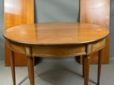 deux chaises en bois placées à côté d'une table ronde