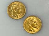 deux pièces d'or portant le portrait d'un homme et d'une femme