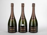 trois bouteilles de champagne Krug sur fond blanc