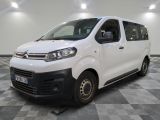 la camionnette blanche est garée sur le sol en damier d'une pièce