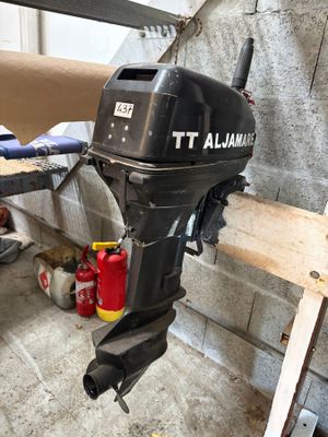 un petit moteur qui traîne dans un garage
