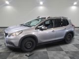 la voiture argentée est garée dans le garage sur un sol en damier